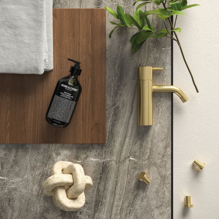 Pähkinäpuu, messikiset hanat ja marmoriset laatat Pähkinäpuu, messikiset hanat ja marmoriset laatat