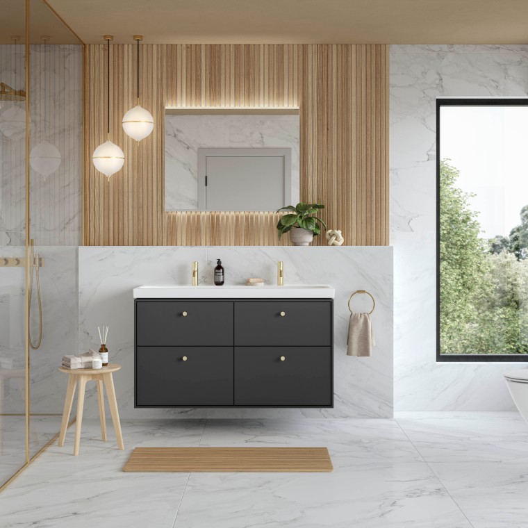 Puiset yksityskohdat, kuten puiset rimaseinät tuovat luonnollista ja rauhallista sävyä kylpyhuoneeseen Puiset yksityskohdat, kuten puiset rimaseinät tuovat luonnollista ja rauhallista sävyä kylpyhuoneeseen