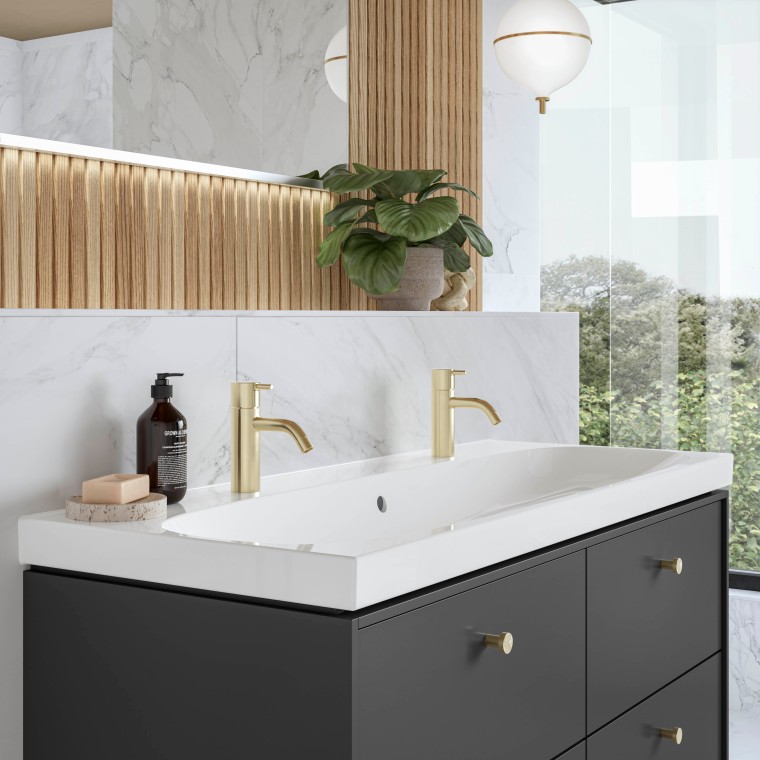 Kultaiset yksityiskohdat, kuten kultaiset vetimet ja hanat, antavat kauniin kontrastin tumman kalusteen yhteydessä. Kultaiset yksityiskohdat, kuten kultaiset vetimet ja hanat, antavat kauniin kontrastin tumman kalusteen yhteydessä.