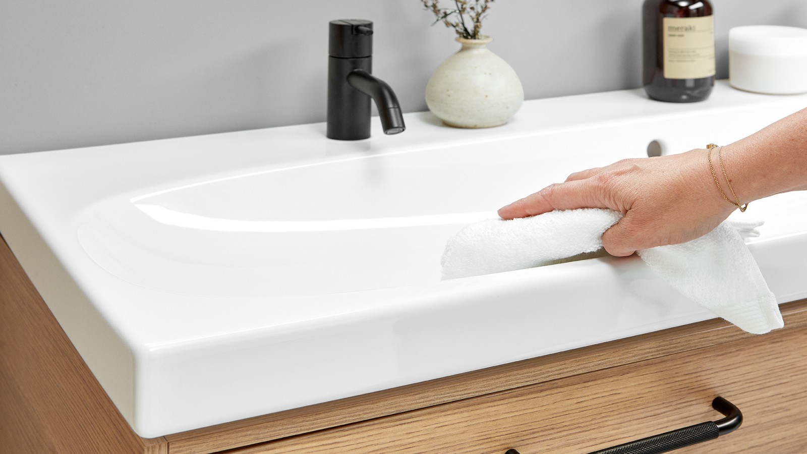 IDO Sense Art -pesuallas on helppo pitää puhtaana Smart -lasitteen ansiosta. IDO Sense Art -pesuallas on helppo pitää puhtaana Smart -lasitteen ansiosta.