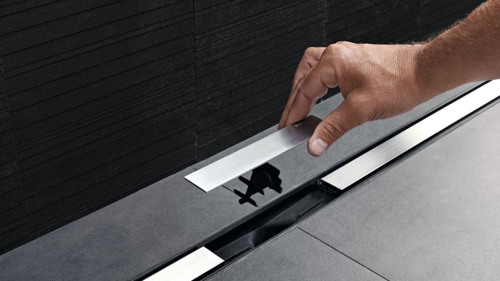 Cleanline -vesikouru tulee kätevällä hiussihdillä, joka kerää irronneet hiukset ja on helppo puhdistaa Cleanline -vesikouru tulee kätevällä hiussihdillä, joka kerää irronneet hiukset ja on helppo puhdistaa