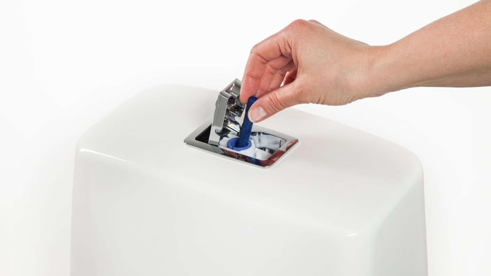 Raikastinpuikko asetetaan helposti huuhtelupainikkeen kautta Raikastinpuikko asetetaan helposti huuhtelupainikkeen kautta