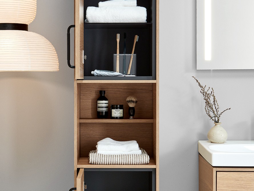 Korkeat kaapit tarjoavat paljon säilytystilaa Korkeat kaapit tarjoavat paljon säilytystilaa