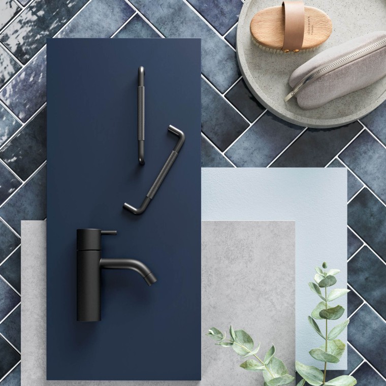 Sinistä ja valkoista yhdistettynä mustiin yksityiskohtiin Sinistä ja valkoista yhdistettynä mustiin yksityiskohtiin