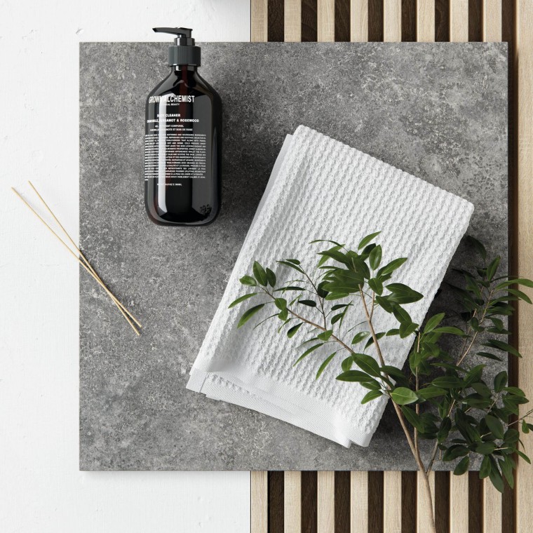 Harmaat ja puunsävyt kylpyhuoneessa Harmaat ja puunsävyt kylpyhuoneessa