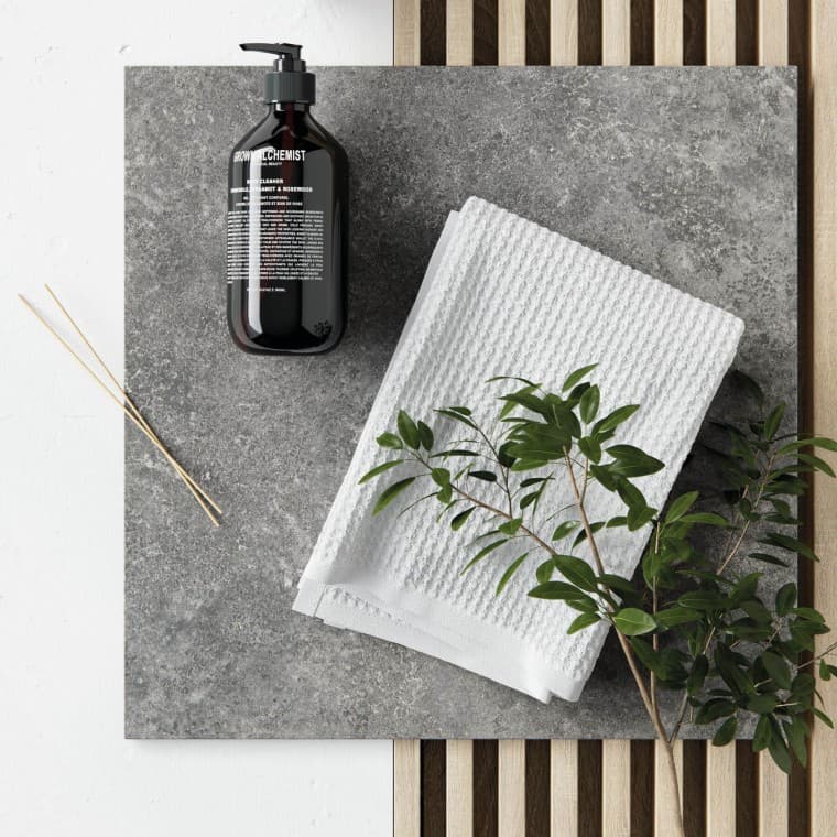 Harmaat ja puunsävyt kylpyhuoneessa Harmaat ja puunsävyt kylpyhuoneessa