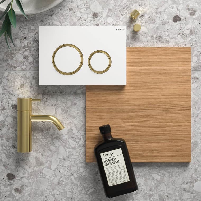 Harmaan ja kullansävyt kylpyhuoneessa Harmaan ja kullansävyt kylpyhuoneessa